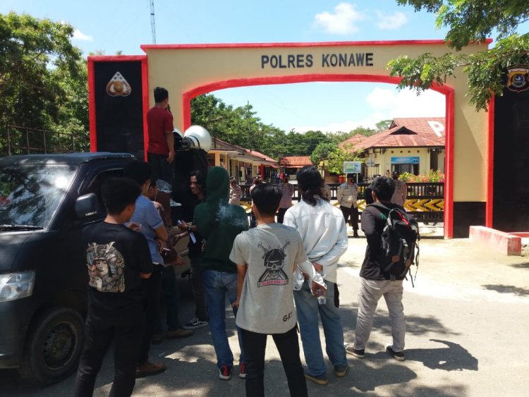 Diduga Menggelapkan dan Menjual SKT,  Masa Aksi Minta Polisi Segera Memanggil Mantan Kepala Sekolah Di Routa