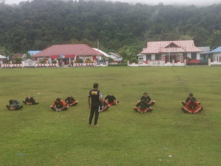 Camat Uesi Tunjuk Langsung Hajiman Sebagai Pelatih Tim Kesebelasan Uesi Pada Turnamen Bupati Cup II Di Loea.