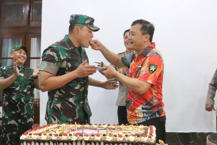 Pangdam IV Diponegoro dan Puluhan anggota TNI pagi pagi subuh Gerudug Kediaman Kapolda Jateng