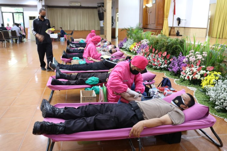 Ribuan Peserta Meriahkan Kegiatan Donor Darah Dalam Rangka HUT Bhayangkara ke 76