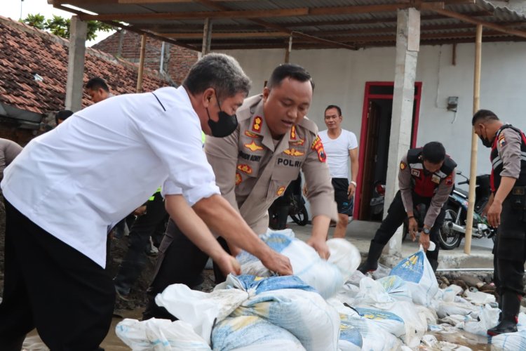 Bantu Korban Banjir Rob di Demak, Polisi Bagikan Air Mineral dan Obat - obatan Juga Perbaiki Tanggul Yang Jebol