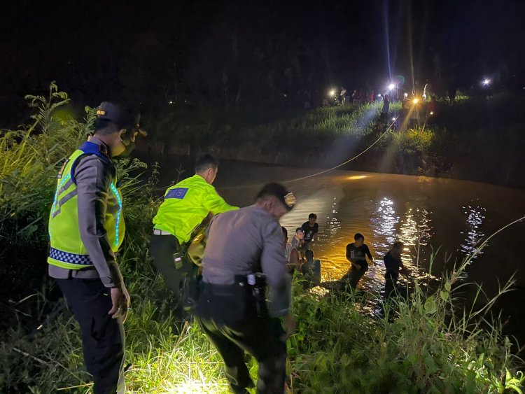 Tim SAR Gabungan Evakuasi Korban Tenggelam di Sungai Irigasi Setelah Laka Tunggal