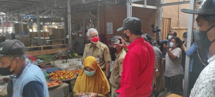 Gubernur Jateng Ganjar Pranowo Cek Pendistribusian Minyak Goreng Murah Bersubsidi, Eks Pasar Weleri