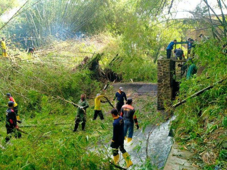 Koramil Bersama Warga Gotong-royong Bersihkan Sampah di Sungai Desa Srebegan