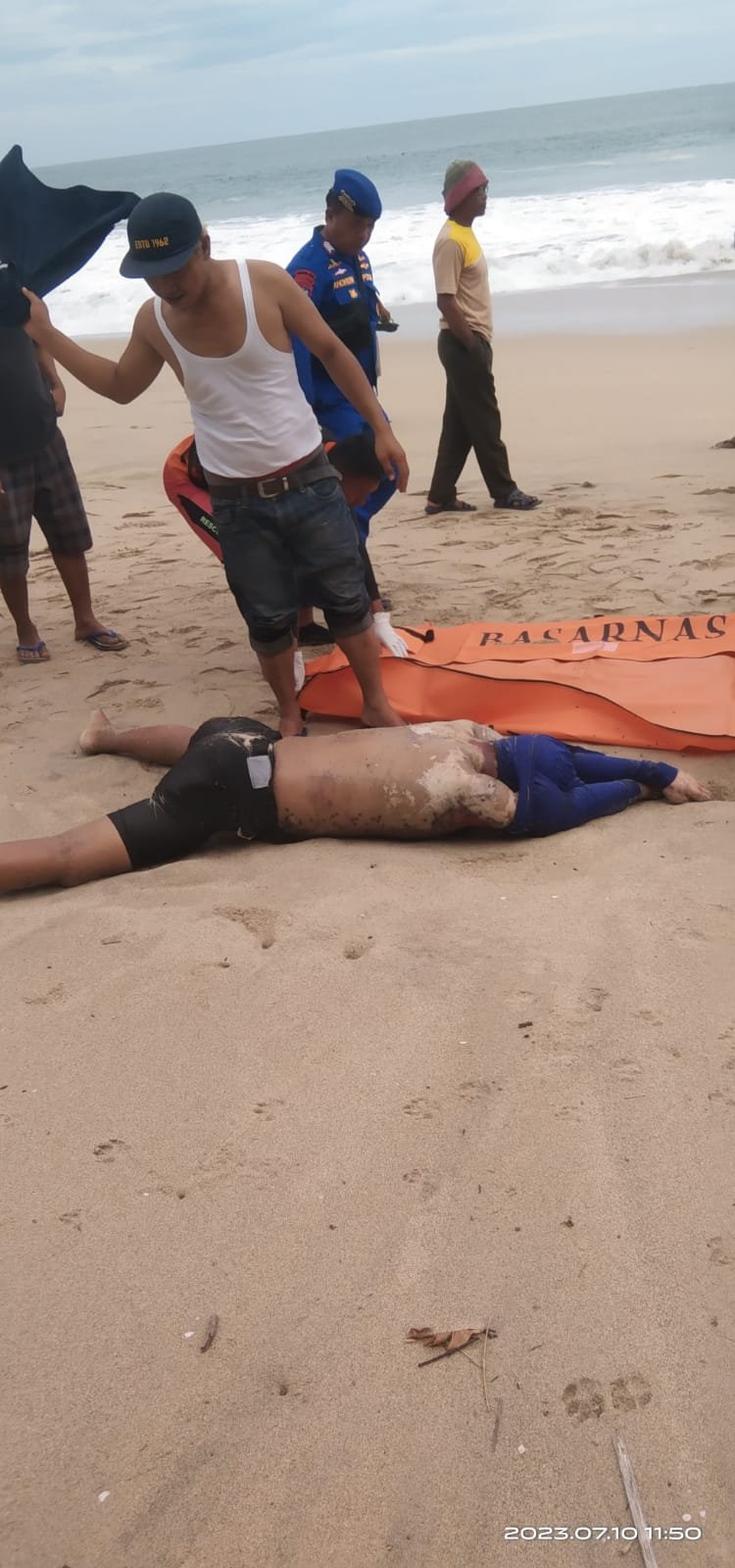 Setelah tiga hari pencarian nelayan Yang terbawa arus akhirnya ditemukan Dalam keadaan meninggal dunia