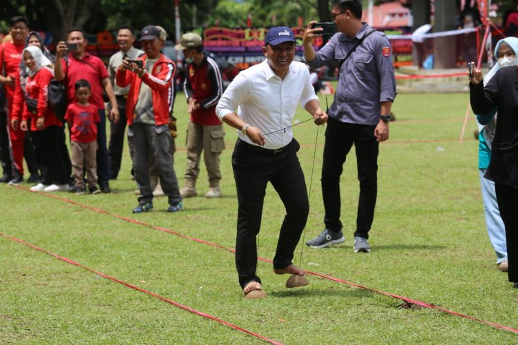 Bupati Lampung Barat H. Parosil Mabsus di dampingi Wakilnya Drs. Mad Hasnurin membuka sekaligus mengikuti berbagai perlombaan tradisional