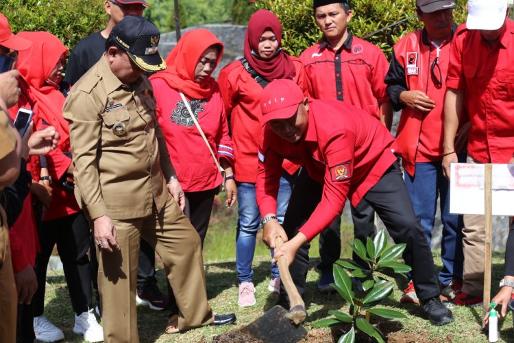 Anggota (DPR RI) Komisi I Fraksi Partai (PDIP) Drs.H. Mukhlis Basri M.M lakukan Penanaman Pohon Dalam Memperingati Bulan Bhakti Bung karno.