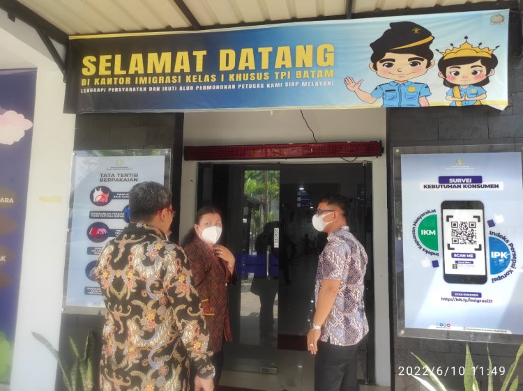 Demi Kenyamanana Masyarakat Kantor Imigrasi Kota Batam Menyediakan Tempat Bermain Anak Dan Smoking Area