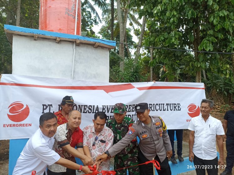 Bantu Warga Desa Bandar Dalam, PT Indonesia Evergren Agriculture Buatkan Sumur Bor dan MCK