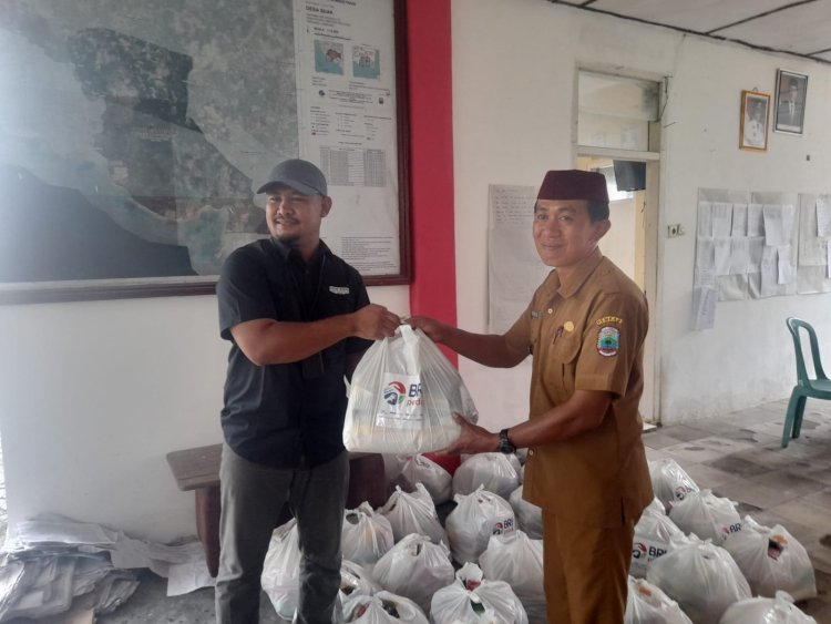 Bank BRI Cabang Sidomulyo Berikan Bantuan Sembako Kepada Warga Suak Yang Terkena Dampak Banjir