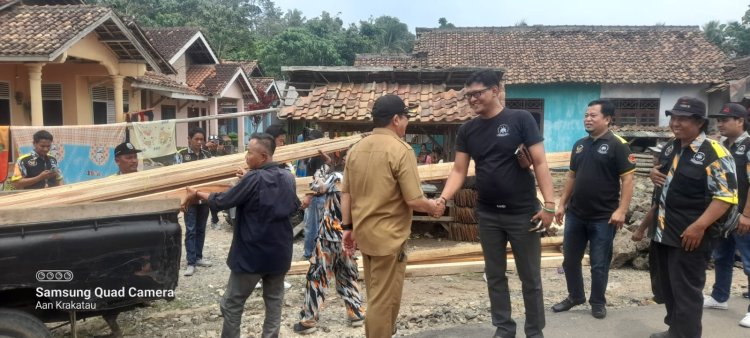 Bentuk Kepedulian GMBI Distrik Lamsel, Berikan Bantuan Kepada Korban Terdampak Banjir di Sidomulyo