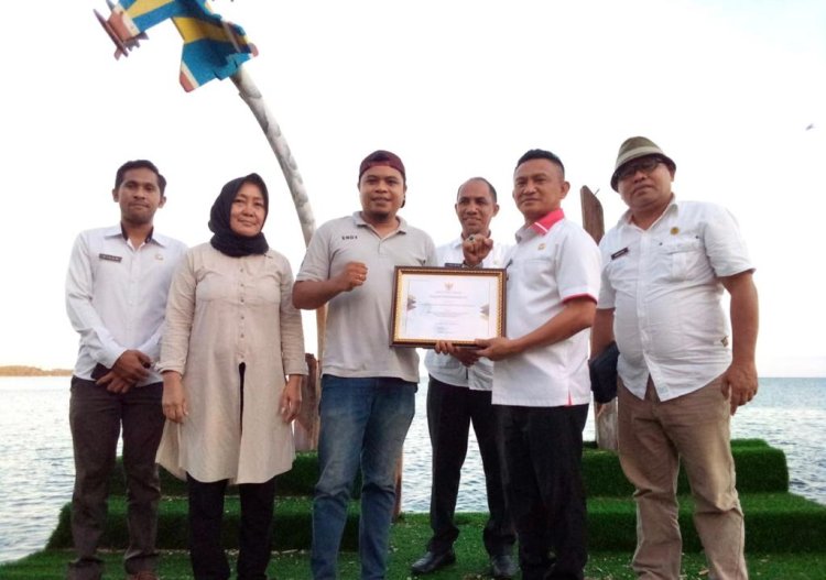 PJ Bupati "Muhammad Umar Ali ,SE "Berikan Penghargaan Kepada Wartawan Morotai