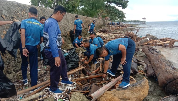 Lanal Morotai Bersama Pemda Morotai Beraksi Pungut Sampah  di Pesisir Pantai