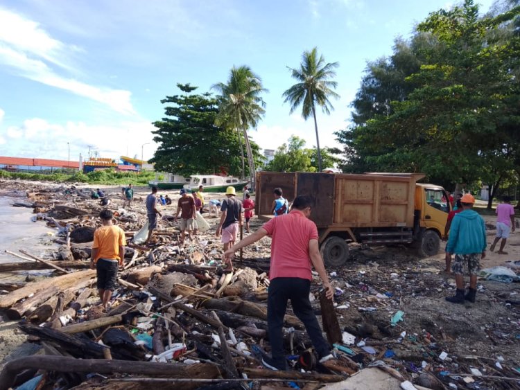 DKP Morotai Kolaborasi Dengan Mahasiswa Unipas:Pungut Sampah Luar Negeri Yang Menumpuk di Bibir Pantai Eks-Sail