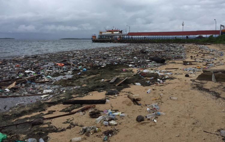 Himpunan Mahasiswa Teknik Lingkungan Unipas Sorot :Sampah Yang Menumpuk di Bibir Pantai Lokasi Eks-Sail Morotai