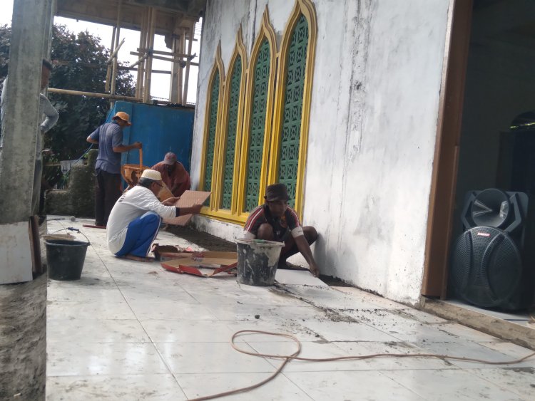 Masyarakat Desa Juanga Gotong Royong "Pasang Ceramic Tiles" Masjid Nurul Huda Morotai