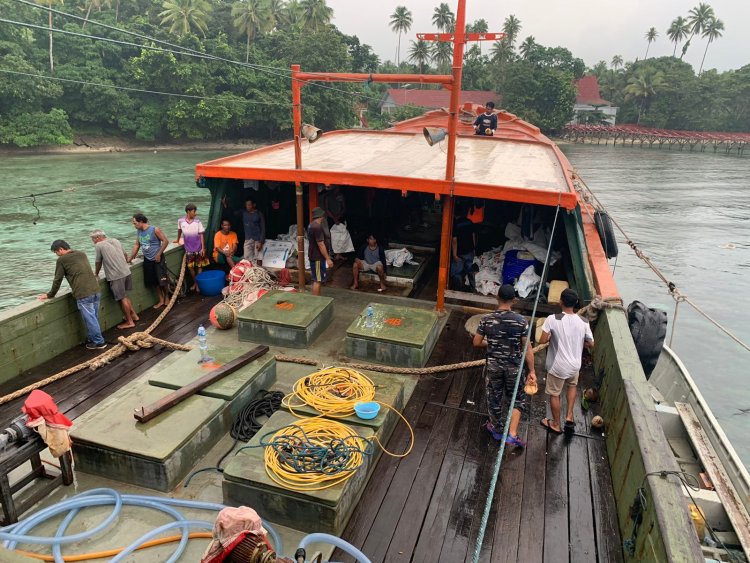 Tim SAR Lanal  Bantu Proses Evakuasi Kandasnya Kapal Sentosa di Perairan Morotai