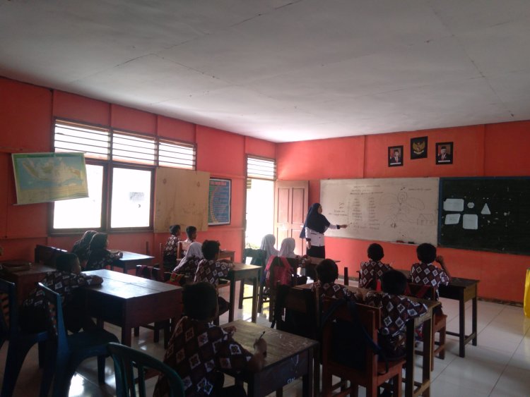 Umyan Nyong :Guru SD Negeri Juanga "Inisiatif" Mengajar Pelajaran Bahasa Galela Kepada Siswa Morotai