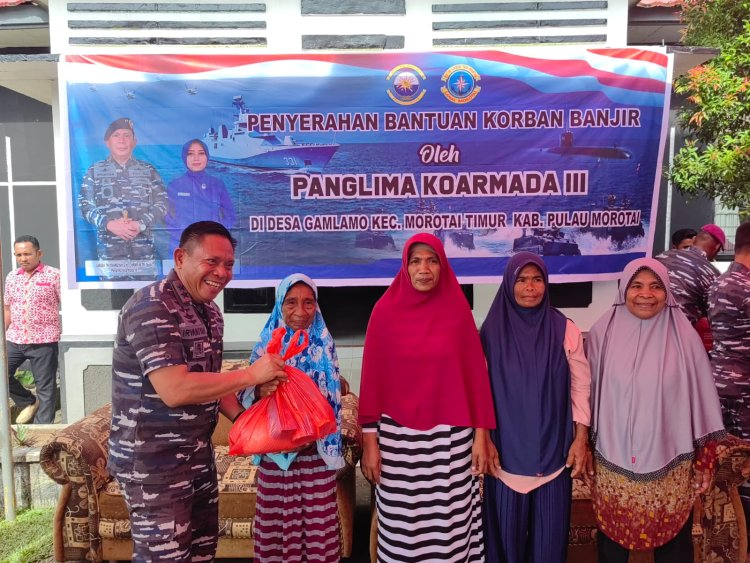 Pangkoarmada III Salurkan Bantuan Sembako kepada Masyarakat Desa Gamlamo Morotai