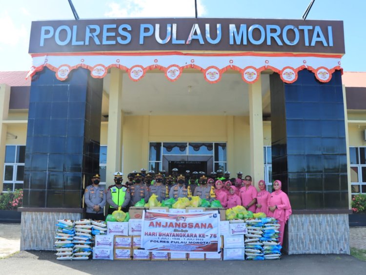 Personil Polres Pulau Morotai Memberikan Sembako Pada Masyarakat