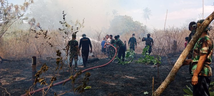 Danlanal Memimpin Langsung Seluruh Prajurit Lanal Morotai Memadamkan Kebakaran lahan Di Desa Juanga