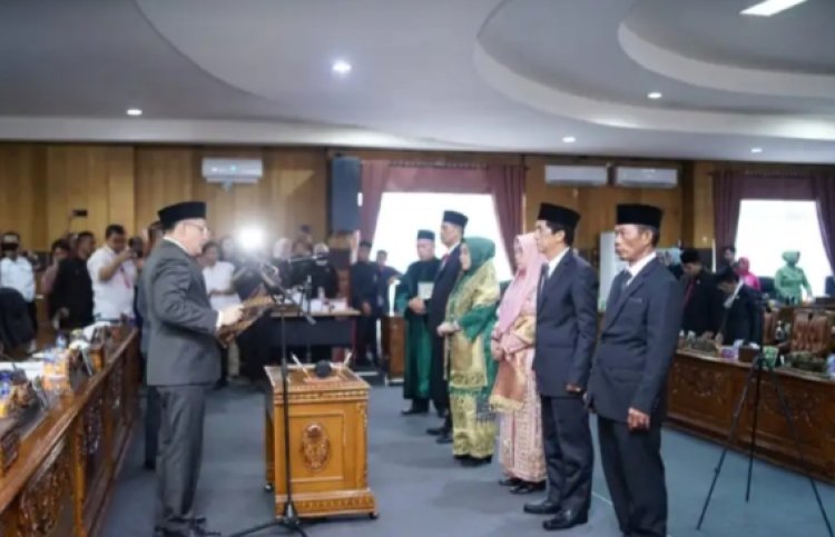 F sumpah/janji bagi 5 anggota baru DPRD OKU yang akan mengisi posisi Pengganti Antar Waktu (PAW)