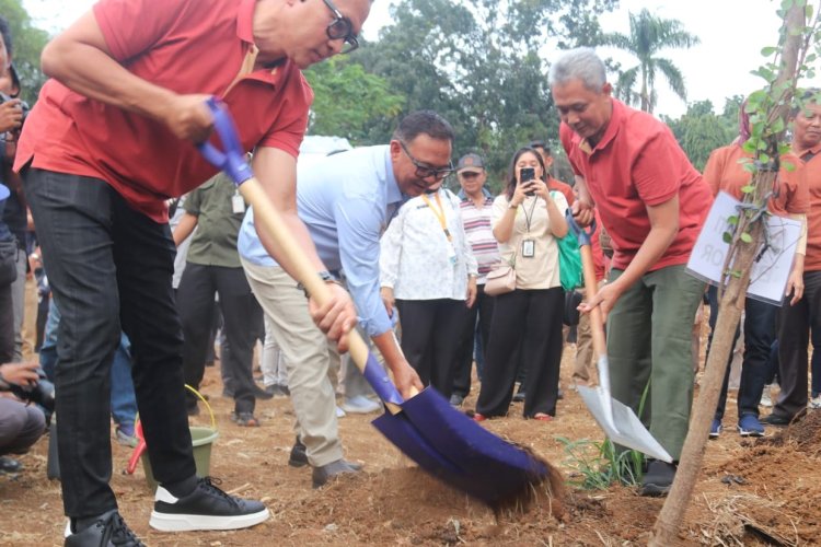 Bupati Bogor Bersama KLHK dan PLN Kelola Lingkungan Cibinong Melalui Penanaman Pohon