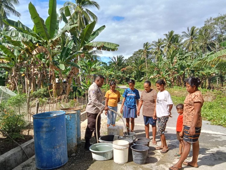 Untuk Melayani Masyarakat Buano,  Bripka Hendro Siapkan Sumur Bhayangkara
