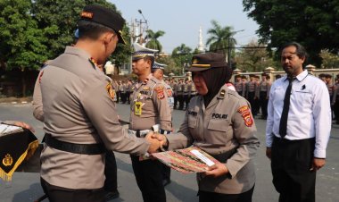Kapolres Bogor Berikan Penghargaan Kepada Personil Polres Bogor Yang Berprestasi