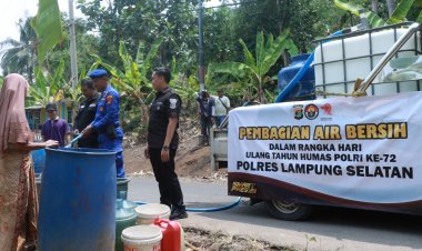 Warga Dusun Kayutabu Desa Kelawi Kesulitan Air,  Polisikan bagikan air bersih