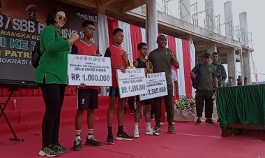 Dalam rangka HUT TNI Letkol inpantri Roudolf,G, paulus memberikan arahan saat pemberian Hadian kepada pemenang lomba