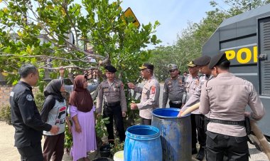 Sambut HUT Humas Polri Ke 72, Polres Way Kanan Bagikan Air Bersih di Km 6 Blambangan Umpu