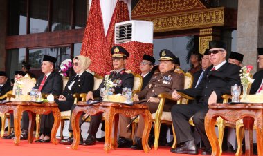 Kapolda Sumsel Irjen Pol. A. Rachmad Wibowo SIK Mengikuti Upacara Peringatan HUT-TNI yg ke 78 di Halaman Griya Agung