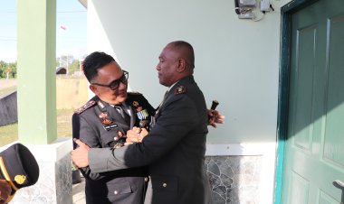 Kapolres Berikan Kue dan Hadiri HUT TNI