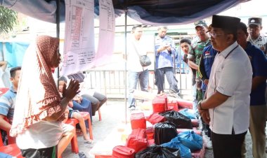 Bupati Tanjabbar Berikan Bantuan Kepada korban Kebakaran Lorong Banten