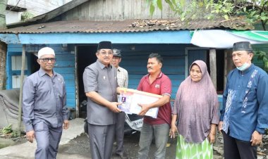 Bupati Tanjabbar Tinjau Salah Satu Rumah Warga Tidak Layak Huni di Jalan Kamboja