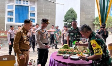 Dirgahayu TNI KE-78 Tahun 2023, Polisi Way Kanan Beri Kejutan Personel TNI