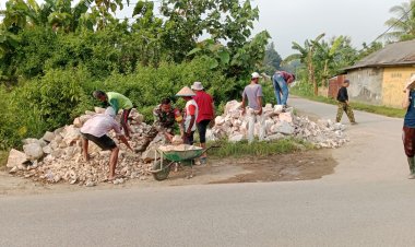 Wujud Kepedulian, Babinsa Bantu Angkat Batu Buat Pondasi Rumah Warga