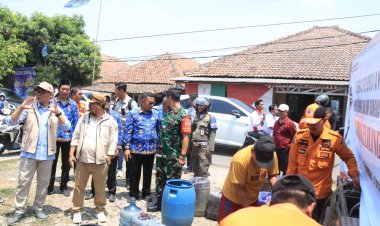 Bupati Bogor Iwan Setiawan Salurkan 8.000 Liter Air Bersih Bagi Masyarakat Klapanunggal yang Terdampak Kekeringan