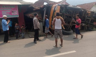 Akibat Tak Kuat Menanjak, Sebuah Dump Truck Terguling di Rumpin Bogor