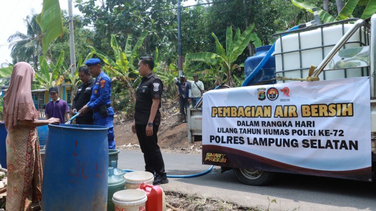 Warga Dusun Kayutabu Desa Kelawi Kesulitan Air,  Polisikan bagikan air bersih
