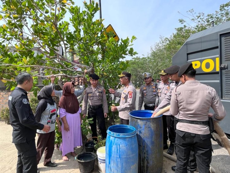 Sambut HUT Humas Polri Ke 72, Polres Way Kanan Bagikan Air Bersih di Km 6 Blambangan Umpu