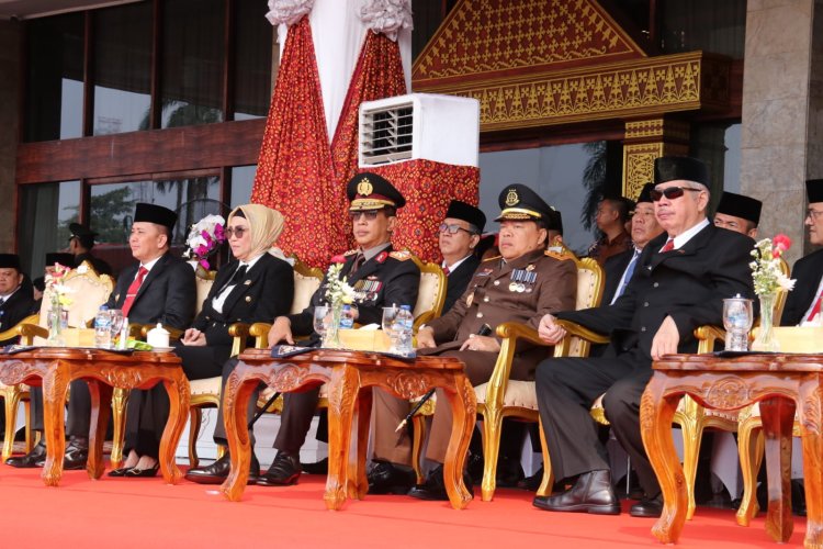 Kapolda Sumsel Irjen Pol. A. Rachmad Wibowo SIK Mengikuti Upacara Peringatan HUT-TNI yg ke 78 di Halaman Griya Agung
