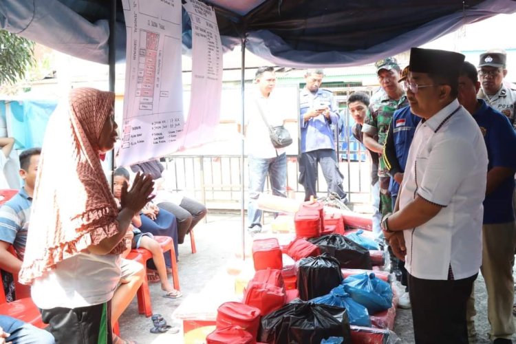 Bupati Tanjabbar Berikan Bantuan Kepada korban Kebakaran Lorong Banten