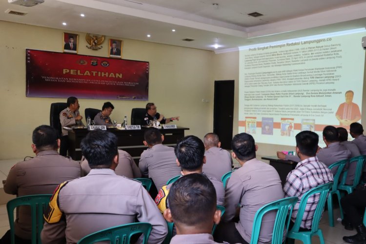 Humas Polda Lampung Berikan Pelatihan Peningkatan Kemampuan Jurnalistik di Polres Way Kanan