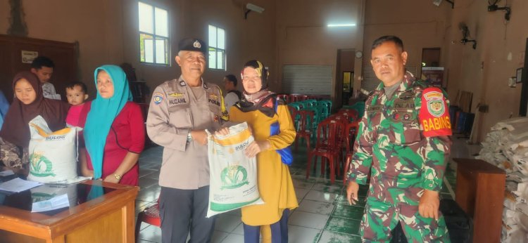 Sinergitas TNI - Polri Eilayah Hukum Polsek Cwi (Ciawi) Monitoring Wilayah Membantu Pengamanan Pendistribusian Bantuan Pangan Nasional Diwilayah Binaan