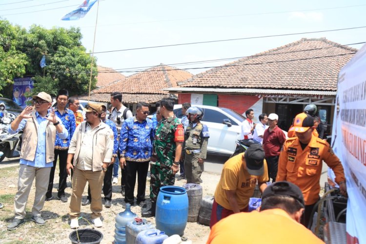 Bupati Bogor Iwan Setiawan Salurkan 8.000 Liter Air Bersih Bagi Masyarakat Klapanunggal yang Terdampak Kekeringan