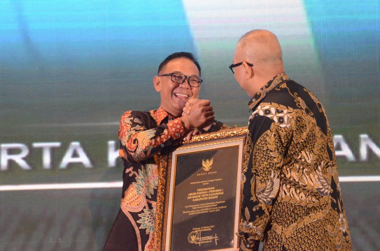 Bupati Iwan Setiawan Beri Penghargaan Para Wajib Pajak Terbaik