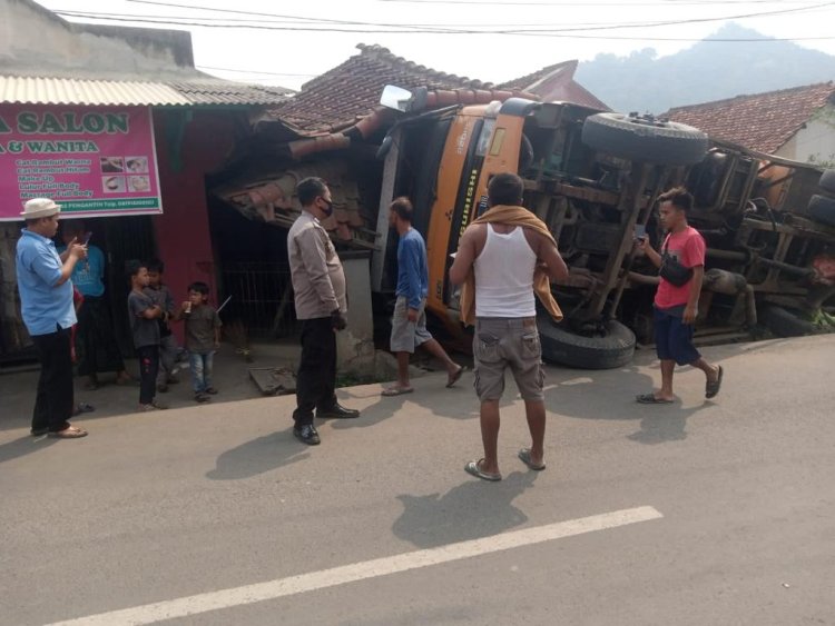 Akibat Tak Kuat Menanjak, Sebuah Dump Truck Terguling di Rumpin Bogor