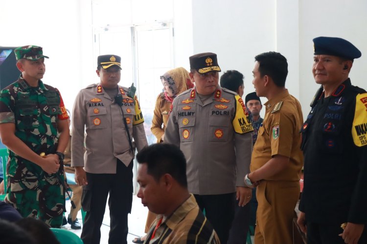 Kapolda Lampung Tinjau TPS Pilkades Di Lampung Timur